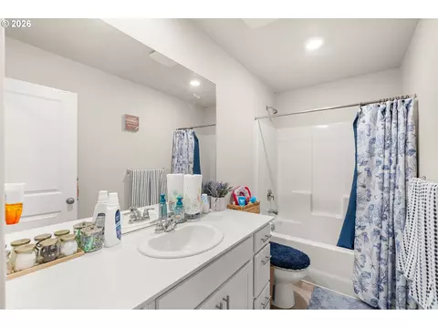 Bath - 2722 U St, Springfield, OR 97477 photo 3 of 3