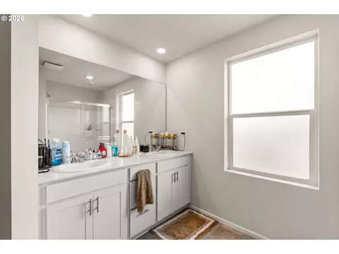Bath - 2722 U St, Springfield, OR 97477 photo 2 of 3