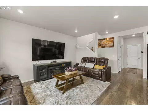 Living - 2722 U St, Springfield, OR 97477 photo 2 of 2