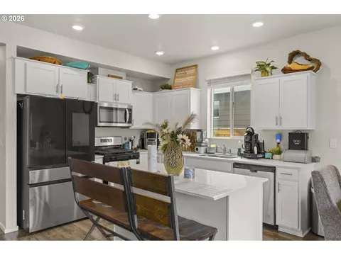 Kitchen - 2722 U St, Springfield, OR 97477 photo 1 of 4