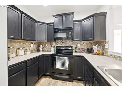 1902 Adelman Loop, Eugene, OR 97402 photo 12