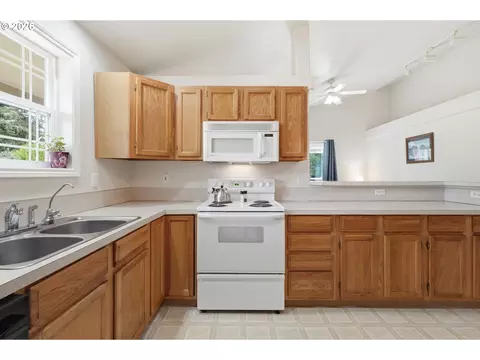 Kitchen - 400 Hickory Ct, Lyons, OR 97358 photo 1 of 3