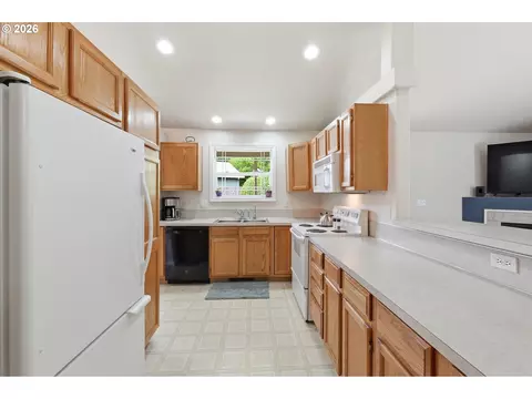Kitchen - 400 Hickory Ct, Lyons, OR 97358 photo 2 of 3