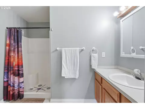 Bath - 400 Hickory Ct, Lyons, OR 97358 photo 1 of 2