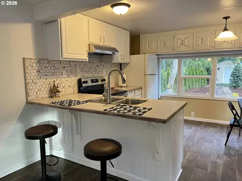 Kitchen - 85313 Glenada Rd, Florence, OR 97439 photo 1 of 5