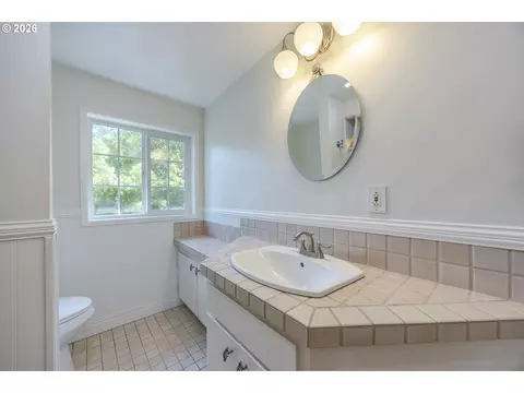 Bath - 1865 Tabor St, Eugene, OR 97401 photo 6 of 6