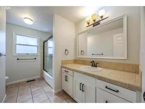 Bath - 1865 Tabor St, Eugene, OR 97401 photo 1 of 6