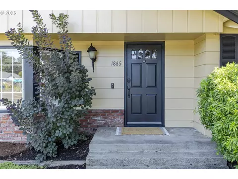 Entry Way - 1865 Tabor St, Eugene, OR 97401 photo 1 of 2