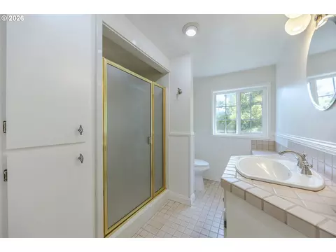 Bath - 1865 Tabor St, Eugene, OR 97401 photo 5 of 6
