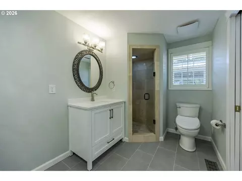 Bath - 1865 Tabor St, Eugene, OR 97401 photo 3 of 6