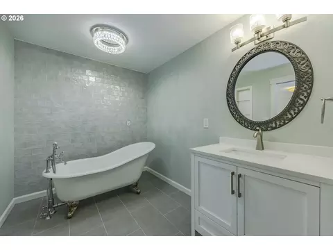 Bath - 1865 Tabor St, Eugene, OR 97401 photo 2 of 6