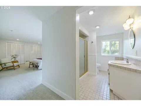 Bath - 1865 Tabor St, Eugene, OR 97401 photo 4 of 6