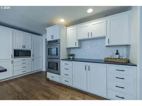 Kitchen - 1865 Tabor St, Eugene, OR 97401 photo 6 of 8