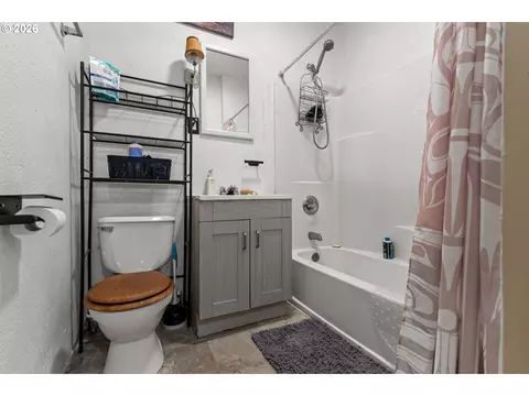 Bath - 111 SE 12th St, Pendleton, OR 97801 photo 1 of 1