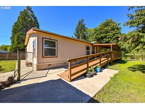 694 Tipton Rd, Roseburg, OR 97471