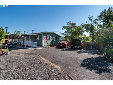 515 NW Plateau Dr, Roseburg, OR 97471