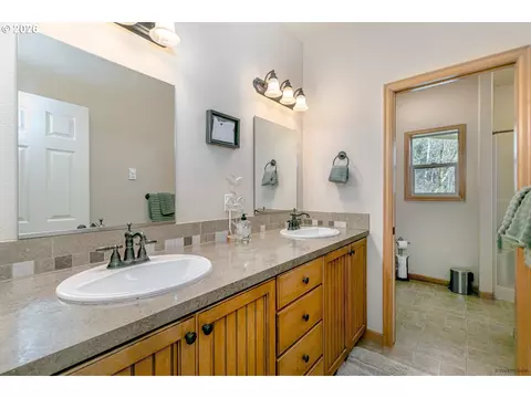 Bath - 64636 E Mcintyre Rd, Rhododendron, OR 97049 photo 1 of 6