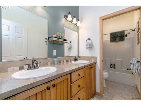 Bath - 64636 E Mcintyre Rd, Rhododendron, OR 97049 photo 4 of 6