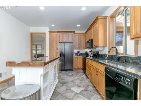 Kitchen - 64636 E Mcintyre Rd, Rhododendron, OR 97049 photo 5 of 8
