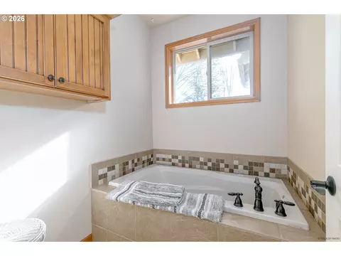 Bath - 64636 E Mcintyre Rd, Rhododendron, OR 97049 photo 2 of 6