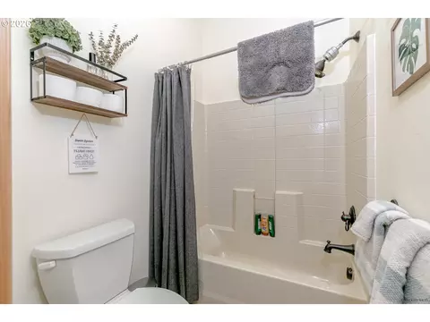 Bath - 64636 E Mcintyre Rd, Rhododendron, OR 97049 photo 5 of 6