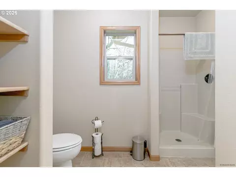 Bath - 64636 E Mcintyre Rd, Rhododendron, OR 97049 photo 3 of 6