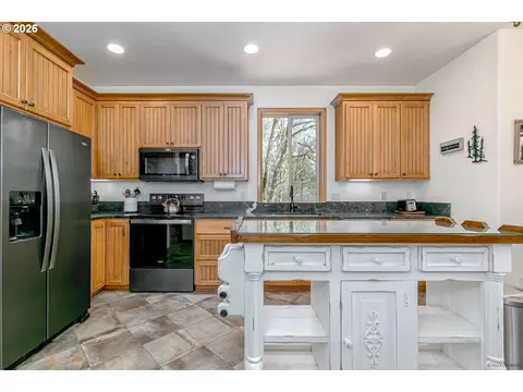 Kitchen - 64636 E Mcintyre Rd, Rhododendron, OR 97049 photo 3 of 8