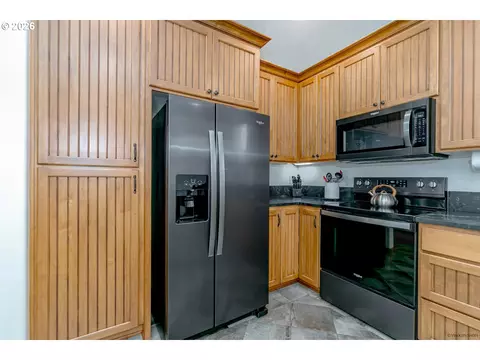 Kitchen - 64636 E Mcintyre Rd, Rhododendron, OR 97049 photo 8 of 8