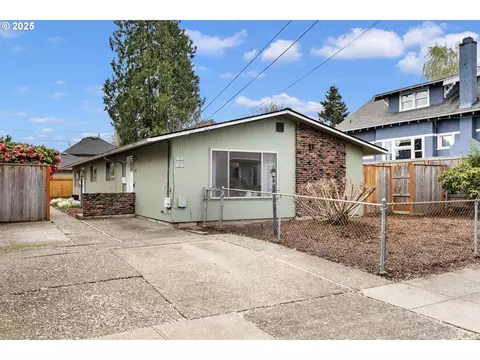 1802 SE Clatsop St, Portland, OR 97202