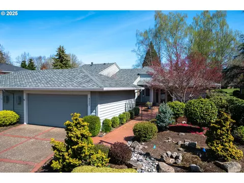 8225 SW Fairway Dr, Wilsonville, OR 97070