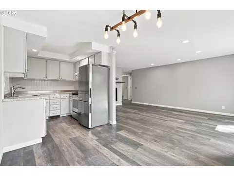 Living - 2730 Cheryl St, Eugene, OR 97408 photo 5 of 10