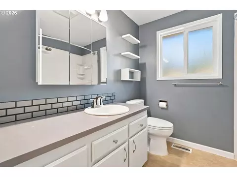 Bath - 2730 Cheryl St, Eugene, OR 97408 photo 3 of 4