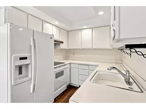 Kitchen - 2730 Cheryl St, Eugene, OR 97408 photo 3 of 3