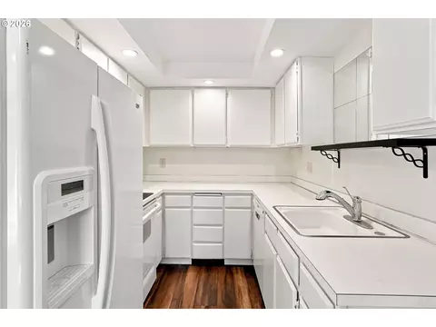 Kitchen - 2730 Cheryl St, Eugene, OR 97408 photo 2 of 3