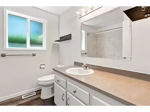 Bath - 2730 Cheryl St, Eugene, OR 97408 photo 1 of 4