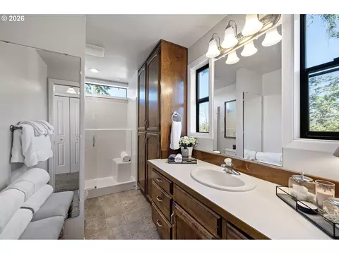 Bath - 34844 Matthews Rd, Eugene, OR 97405 photo 1 of 3