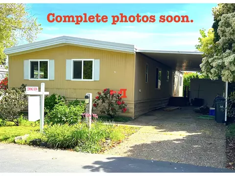 1400 Candlelight Dr #104, Eugene, OR 97402