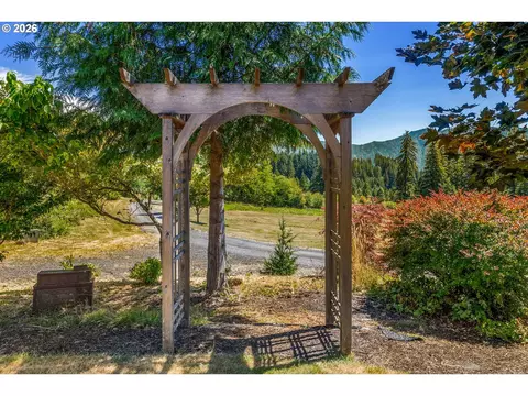 Exterior - 2401 Loop Rd, Stevenson, WA 98648 photo 6 of 26