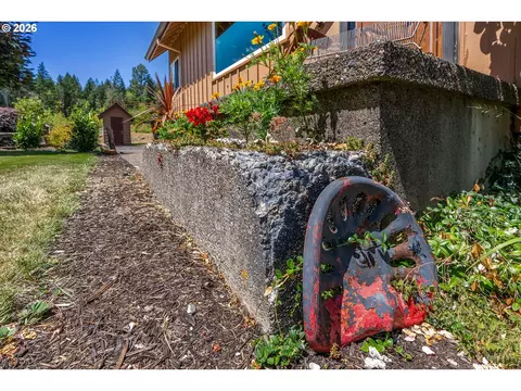 Exterior - 2401 Loop Rd, Stevenson, WA 98648 photo 4 of 26