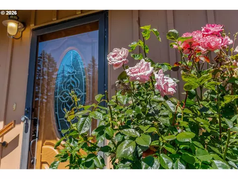 Entry Way - 2401 Loop Rd, Stevenson, WA 98648 photo 3 of 4