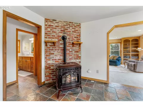 Entry Way - 2401 Loop Rd, Stevenson, WA 98648 photo 2 of 4