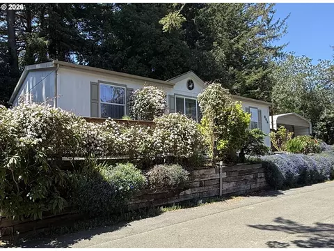 665 Village Pines Dr, Coos Bay, OR 97420