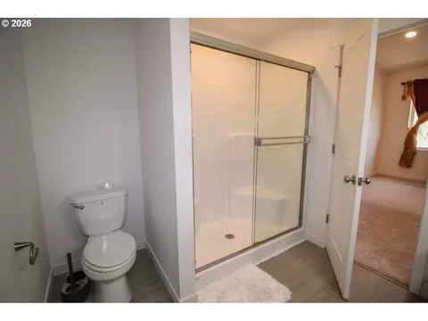 Bath - 1272 S Quartz Dr, Cornelius, OR 97113 photo 3 of 4
