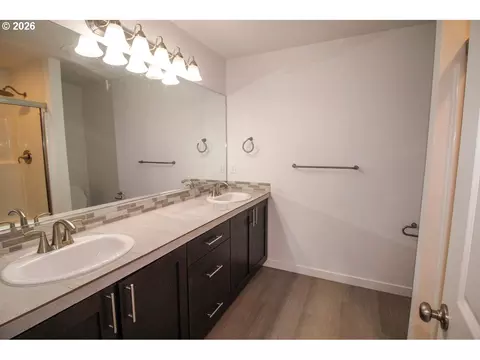 Bath - 1272 S Quartz Dr, Cornelius, OR 97113 photo 2 of 4