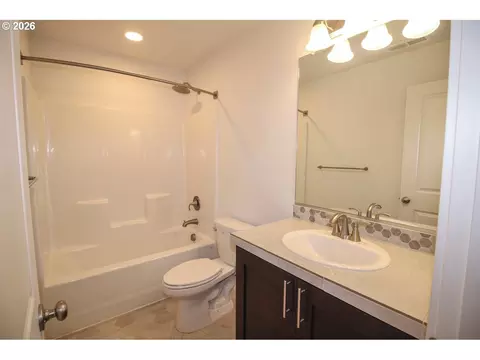 Bath - 1272 S Quartz Dr, Cornelius, OR 97113 photo 4 of 4