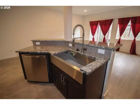 Kitchen - 1272 S Quartz Dr, Cornelius, OR 97113 photo 2 of 3