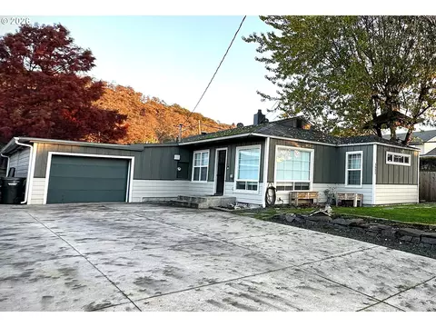 1521 NE Morris St, Roseburg, OR 97470