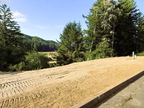 806 Goldenrod Ct, Reedsport, OR 97467