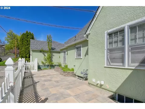 Exterior - 215 NW Despain Ave, Pendleton, OR 97801 photo 9 of 12