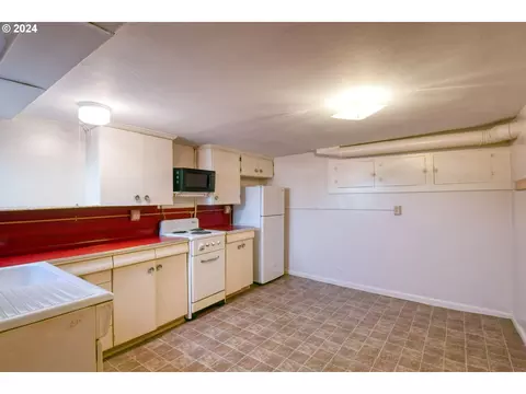 Kitchen - 215 NW Despain Ave, Pendleton, OR 97801 photo 5 of 6